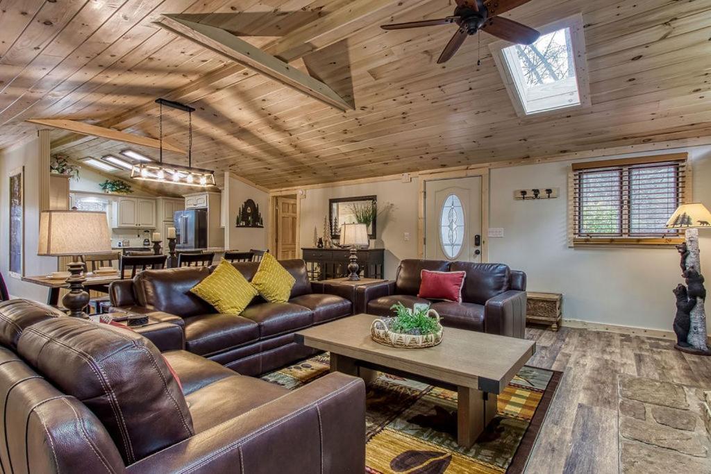 Whispering Winds, Hot Tub, Game Room, Wifi, 1089 Free Tickets Each Paid Day, Dollywood And More Gatlinburg Exterior foto