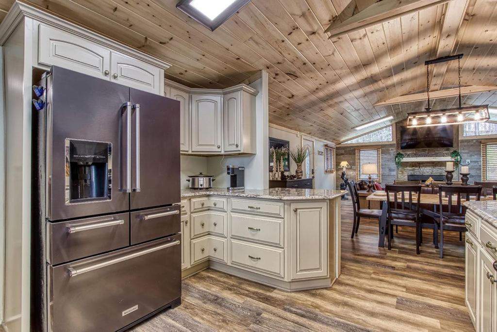 Whispering Winds, Hot Tub, Game Room, Wifi, 1089 Free Tickets Each Paid Day, Dollywood And More Gatlinburg Exterior foto